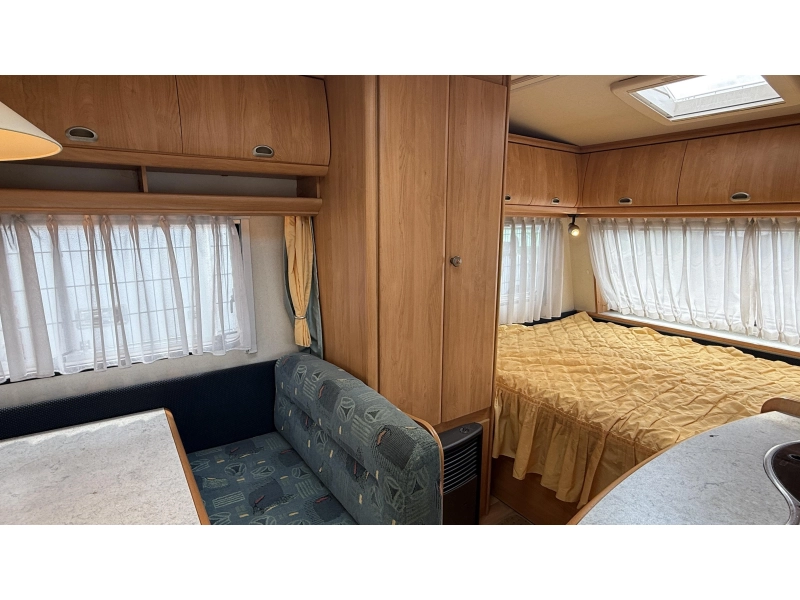 Hobby Excellent Easy 400 SF dwars bed treinzit toilet  foto: 4