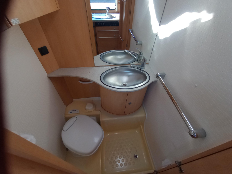 Dethleffs Camper 540 DBM Voortent  foto: 8