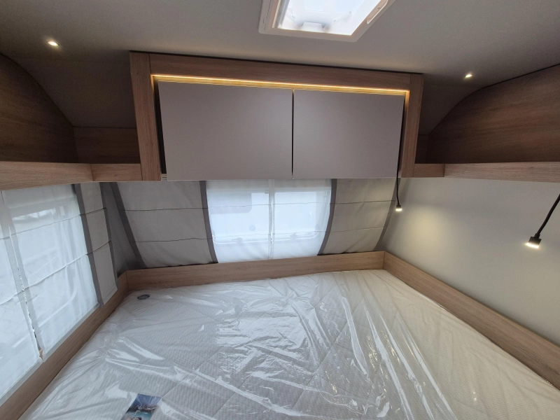 Knaus Sport Platinum 500 QDK Stapelbed en garagedeur  foto: 13