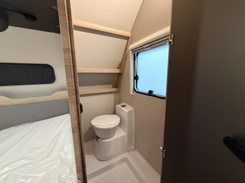 Weinsberg CaraOne Edition HOT 450 FU fransbed / rondzit  foto: 14