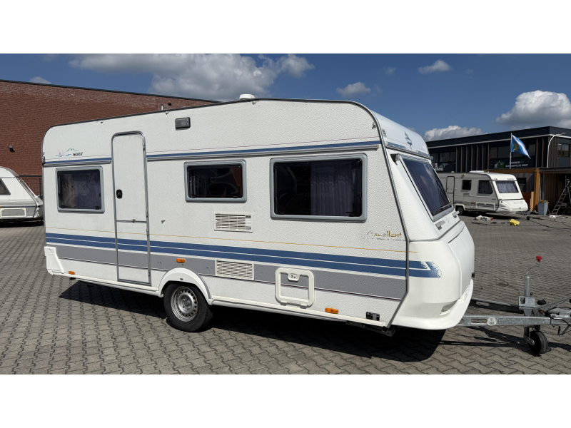 Hobby Excellent 470 rondzit bed toilet  hoofdfoto: 1
