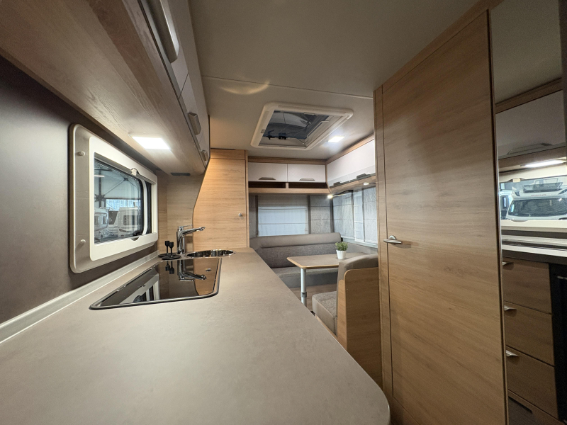Knaus Sudwind 420 QD dwarsbed / treinzit  foto: 8
