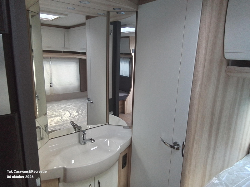 Hobby De Luxe 460 UFE Model 2027 frans bed  foto: 5