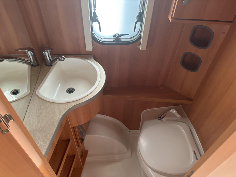 Eriba Nova Light 470 Mover/Thule luifel  foto: 11