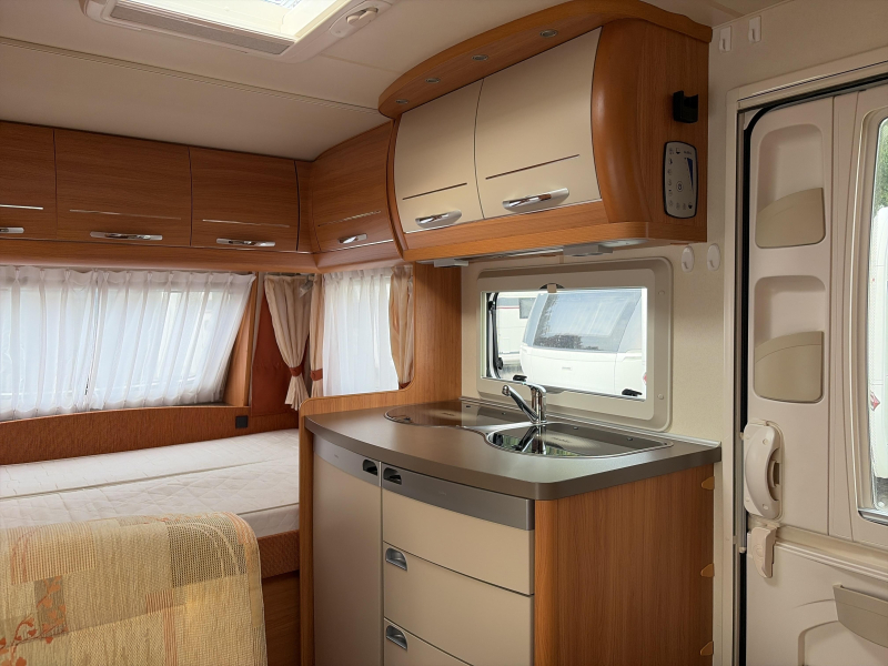 Hobby De Luxe 400 SF Voortent/Fietsdrager  foto: 4