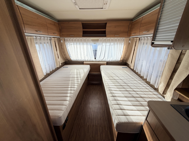Bürstner Averso 460 TL Enkele bedden, Mover Luif  foto: 4