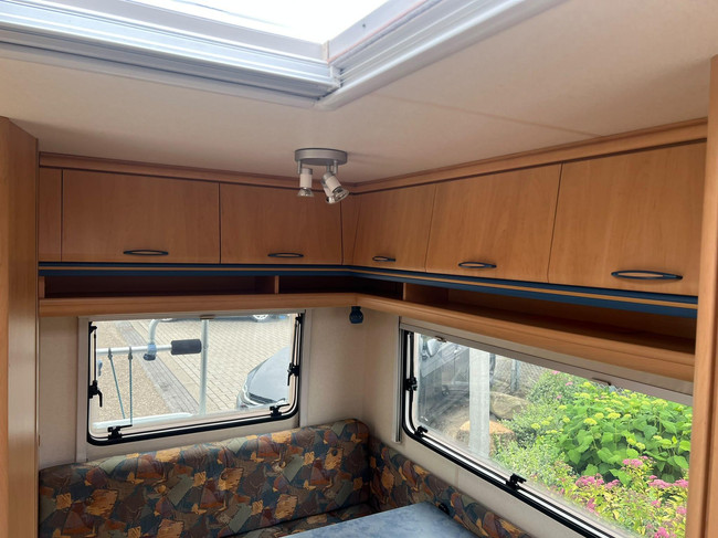 Hobby De Luxe 400 SF | Luifel | Fietsenrek | Mover Half Automaat | Vastbed | Dinette (Treinzit) | Tempo 100 | Schokbrekers foto: 10