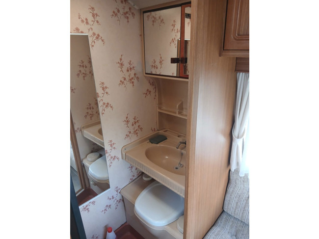 Hobby 420 Prestige incl. voortent foto: 16