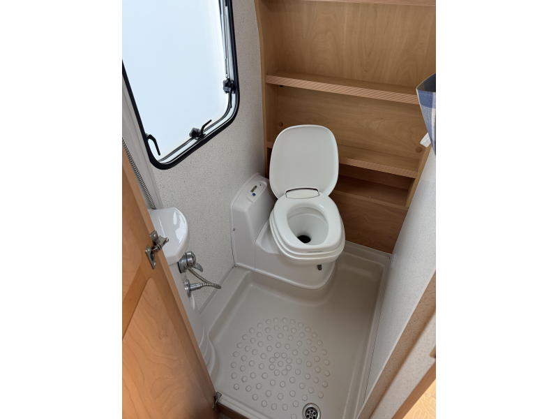 Bürstner Amara 450 TS FRANSBED RONDZIT VOORTENT  foto: 16