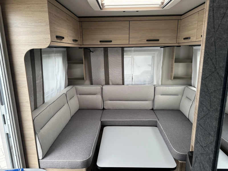 Weinsberg CaraOne Edition HOT 450 FU fransbed / rondzit  foto: 7