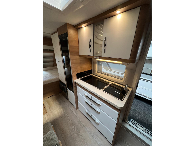 Hobby De Luxe 490 KMF voortent stapelbed fiets  foto: 12