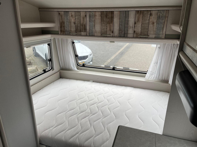 Knaus Sport 2404 | Voortent | Halfautomaat mover | Vastbed | Dinette (rondzit) | Kachel | Casette toilet | Imperiaal/ladder foto: 10
