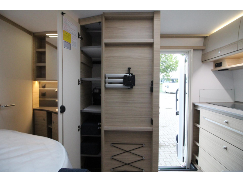 Fendt Bianco Activ 390 FHS Frans bed & hoge koelkast  foto: 17