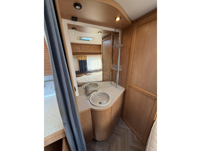 Bürstner Amara 450 TS FRANSBED RONDZIT VOORTENT  foto: 18