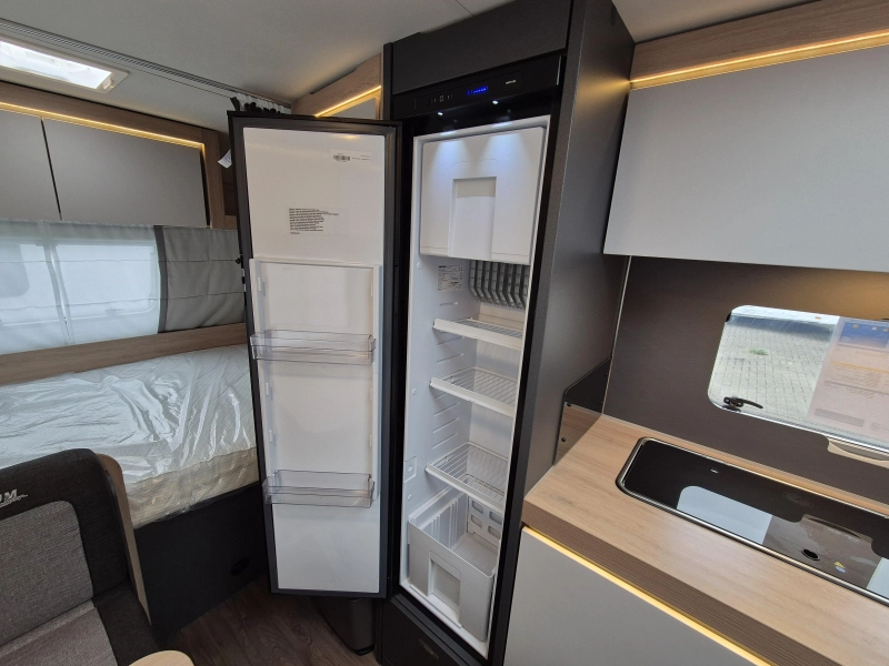 Knaus Sport Platinum 500 QDK Stapelbed en garagedeur  foto: 12