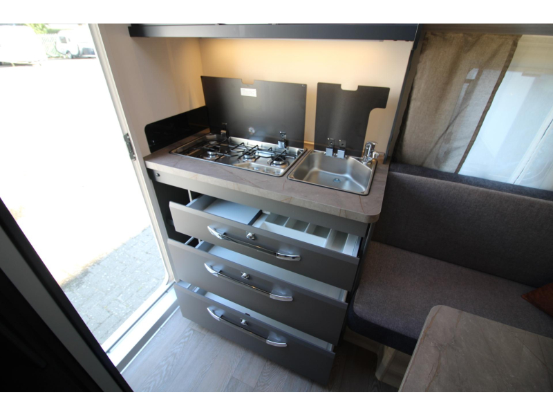 Hobby De Luxe 400 SFE Frans bed & hoge koelkast  foto: 12