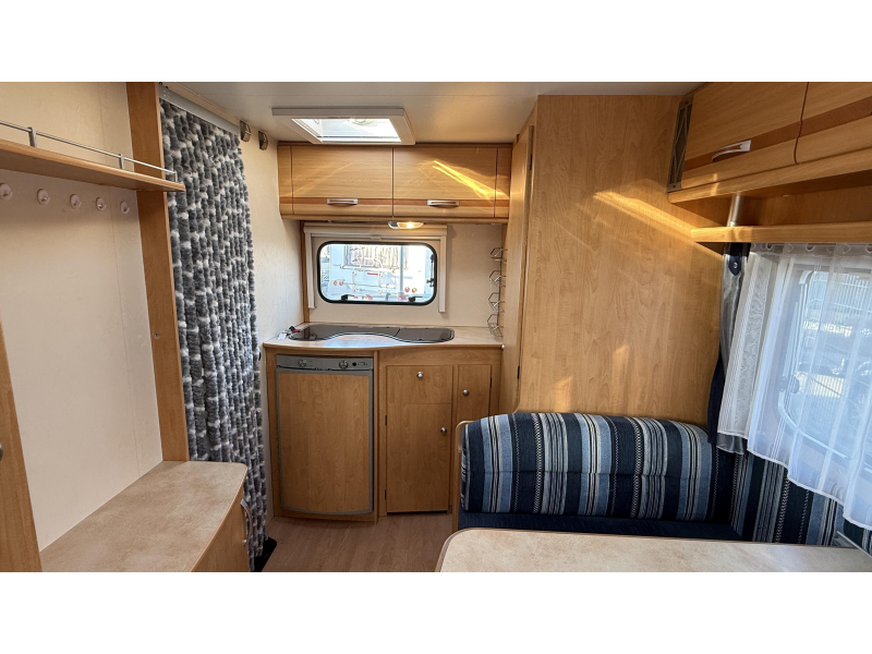 Caravelair Ambiance Style 400 CP eindkeuken zit vast bed 