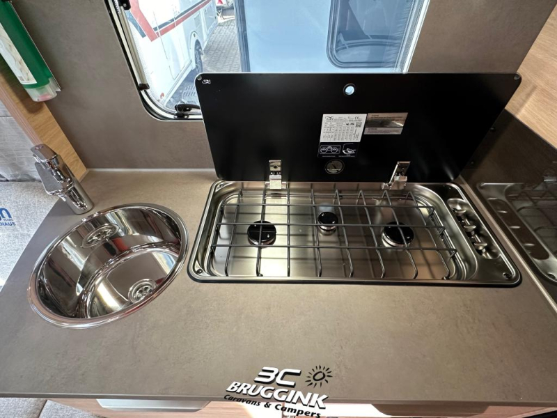 Knaus Sudwind 60 Years 500 FU FRANS BED VLOERVERW OVEN 