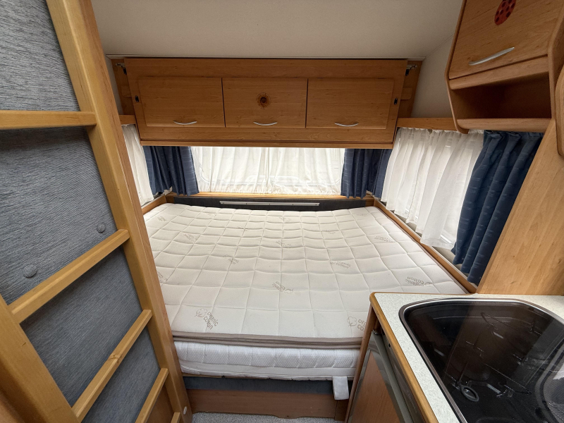 Knaus Blue Line 450 TK STAPELBED VASTBED RONDZIT  foto: 16