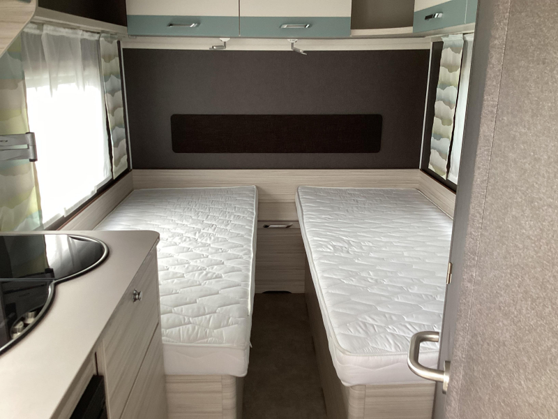 Dethleffs C'Joy 460 LE mover/ enkele bedden 
