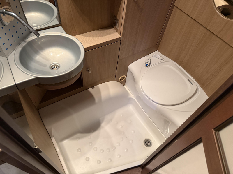 Bürstner Trecento 525 TL 2 BEDDEN RONDZIT TOPSTAAT  foto: 17