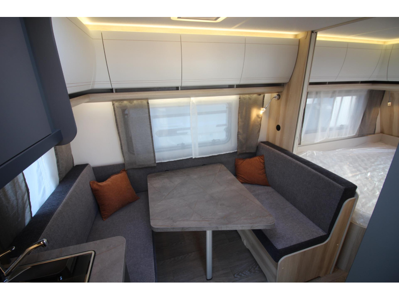 Hobby De Luxe 400 SFE Frans bed & hoge koelkast  foto: 6