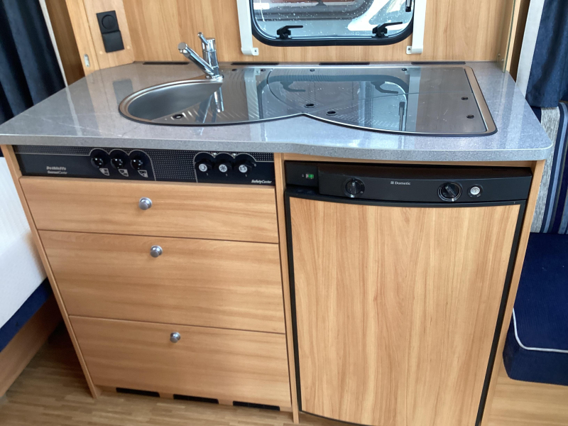 Dethleffs Camper 450 DB voortent  foto: 10