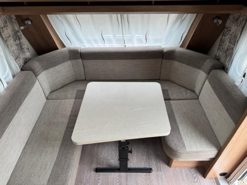 Hobby De Luxe 460 LU Enkele Bedden mover luife  foto: 16
