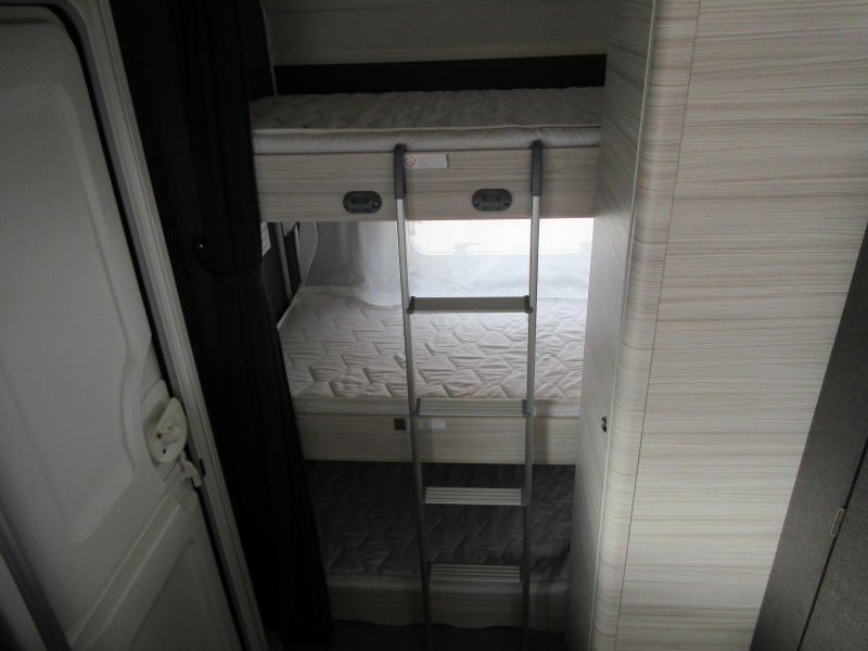 Dethleffs C'Joy 480 QLK GEZINS CARAVAN, VOORTENT  foto: 10