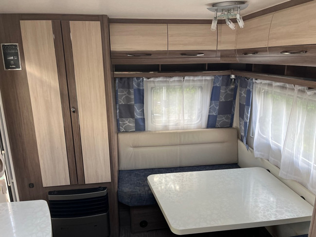 Hobby 440 Sf De Luxe Vast bed , voortent, zeer nette staat! foto: 2