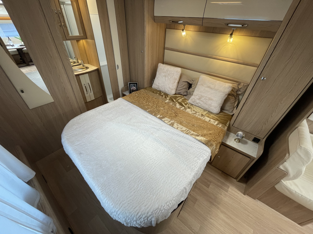 LMC Caravans Exquisite 685 VIP QUEENSBED + RONDZIT TANDEMASSER 2025 !