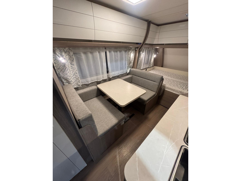 Hobby On Tour 470 KMF met voortent en stapelbed  foto: 11