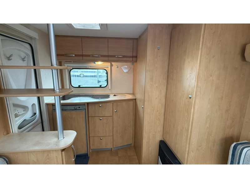 Caravelair Ambiance Style 372 keuken zitgroep toilet  foto: 1