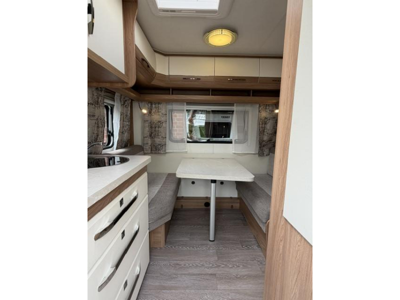 Hobby De Luxe 400 SFE Incl. Mover en Voortent  foto: 11