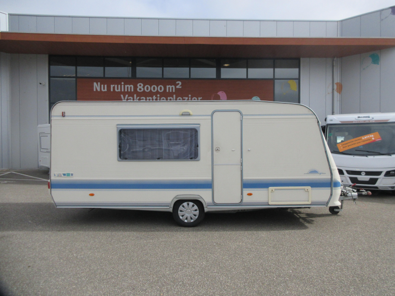 Adria Unica B 502 UK 5 PEROONS MET STAPELBED 