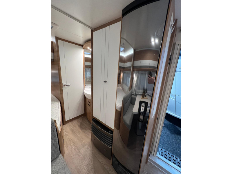 Hobby De Luxe 400 SFE mover, luifel, fietsenrek  foto: 16
