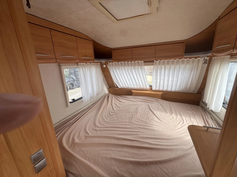 Adria Adora 472 LU Rondzit vast bed voortent 