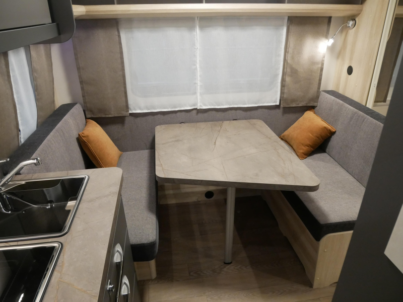 Hobby De Luxe 400 SFE Model 2027  foto: 2