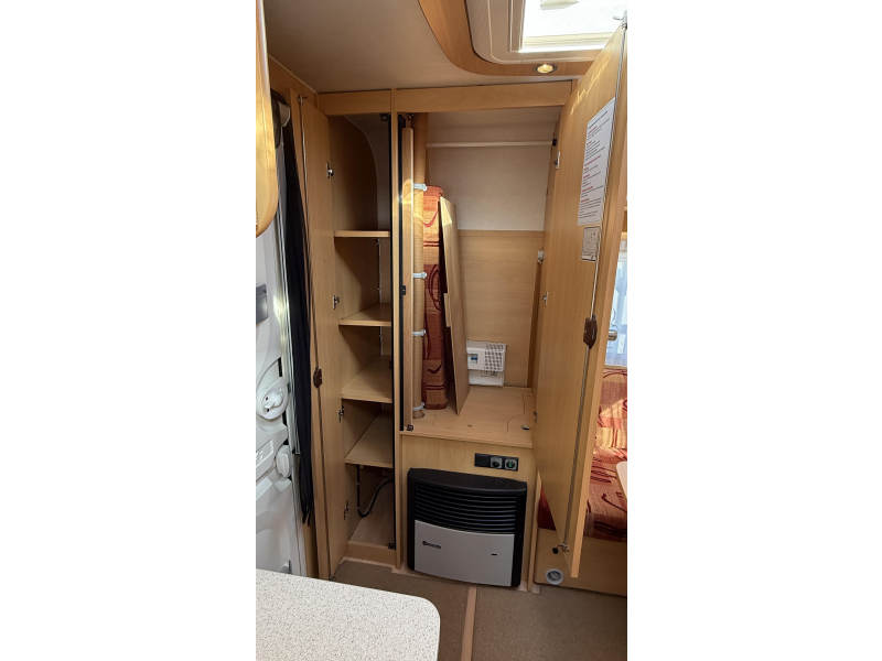 Dethleffs Camper 440 DB dwars bed zit toilet 