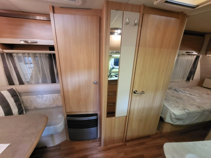 Knaus Sudwind 460 EU met zakluifel en zijwand  foto: 5