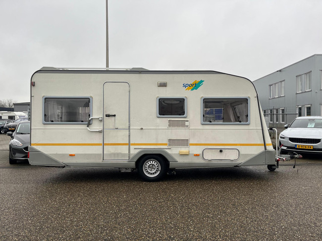 Knaus Sport 2404 | Voortent | Halfautomaat mover | Vastbed | Dinette (rondzit) | Kachel | Casette toilet | Imperiaal/ladder