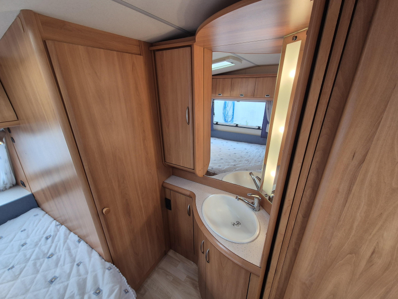 Hobby De Luxe 460 UFE met luifel  foto: 14