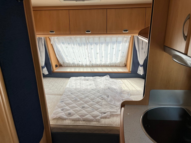 Hobby 450 De Luxe Easy vast bed , rondzit foto: 5