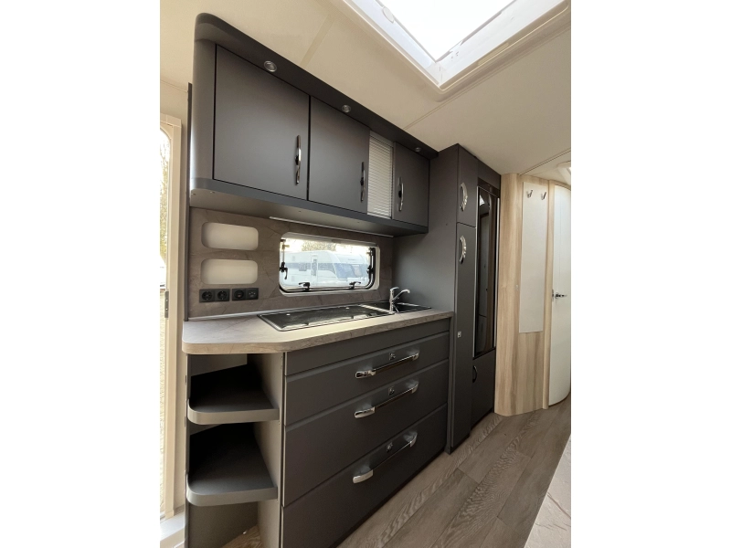 Hobby De Luxe 545 KMF sfeer-3bed-c6e-vloerv-etc  foto: 7