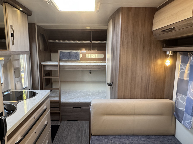 Hobby De Luxe 490 KMF met STAPELBED **6 Slaapplaatsen/Mover/1e eigenaar//Lichtmetalen velgen black/2x zonnepaneel/Autark/Nette caravan foto: 21