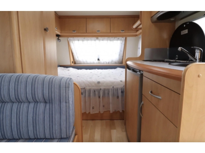 Hobby De luxe Easy 400 SF treinzit vast bed toilet 