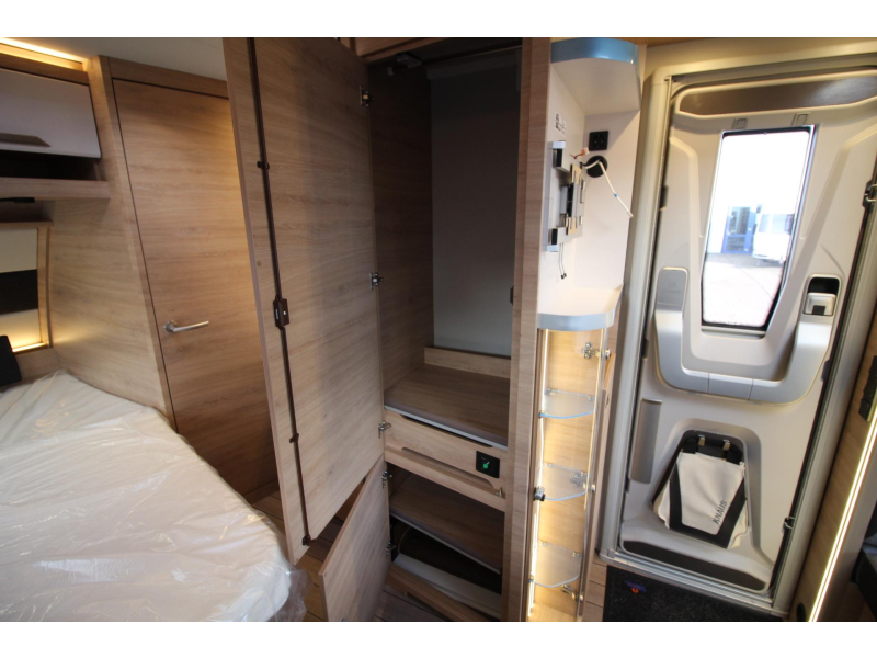 Knaus Sudwind Black Selection 450 FU Frans bed & rondzit!  foto: 18