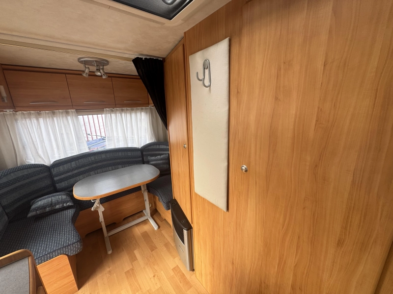 Adria Adora 472 LU Rondzit vast bed voortent  foto: 13