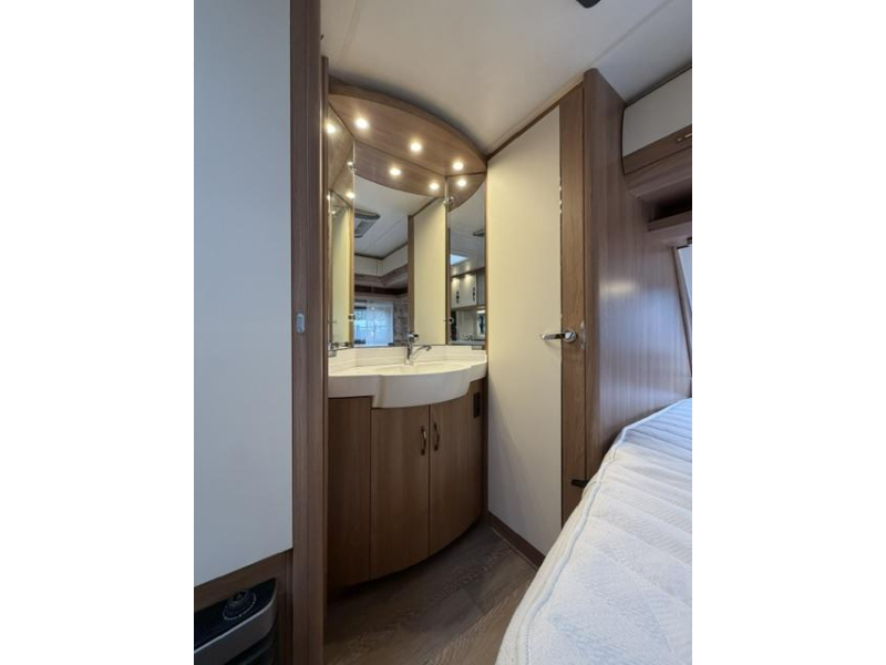 Hobby De Luxe 540 KMFE 3 stapelbed Mover Airco  foto: 18