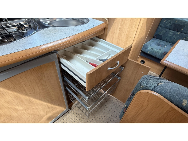 Hobby Excellent Easy 400 SF dwars bed treinzit toilet  foto: 9
